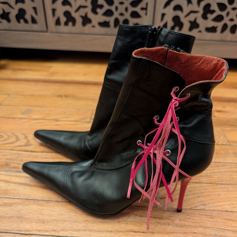 Luichiny Black and Pink Women's Boots Sz 40 Vintage